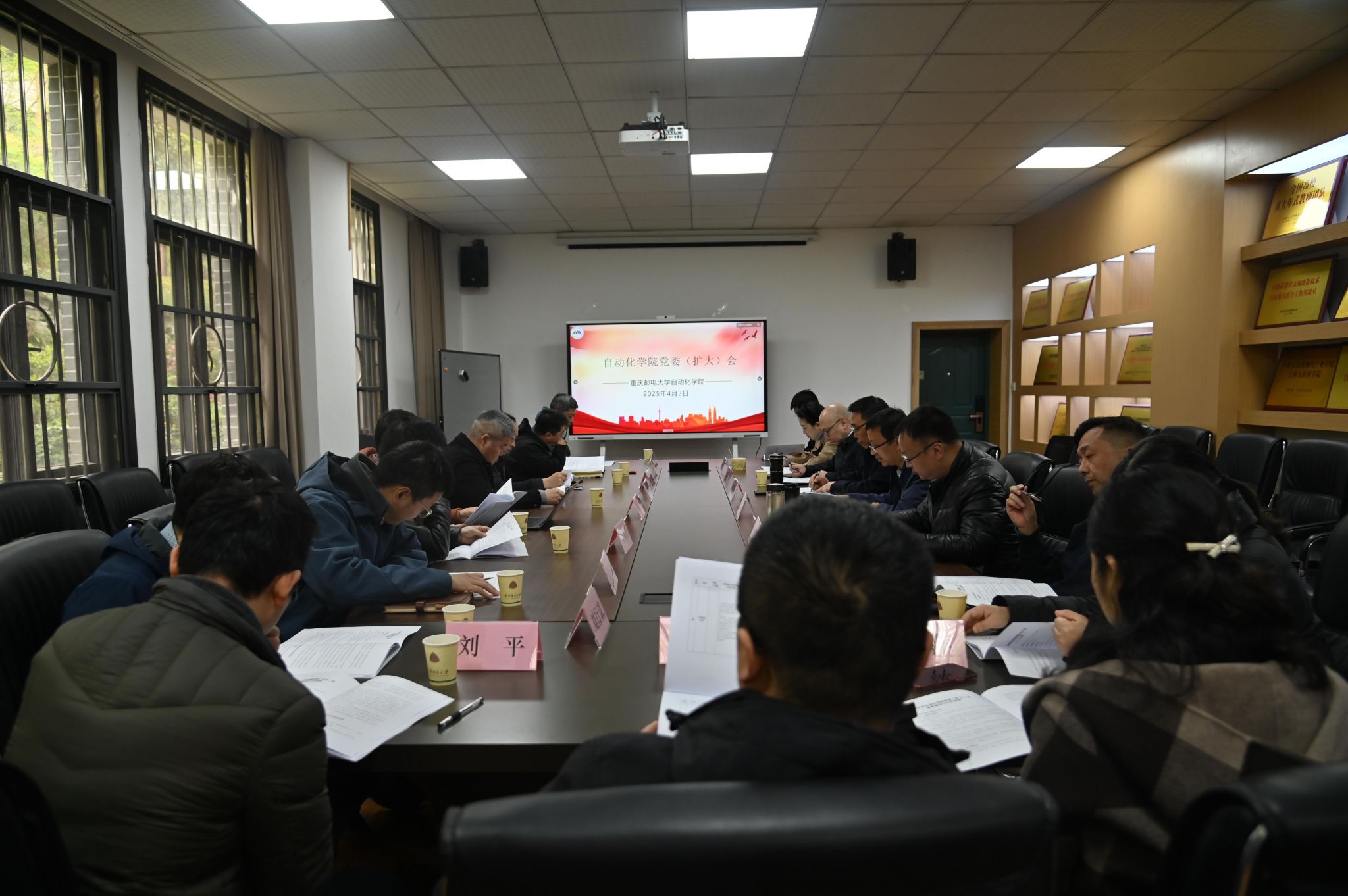 为充分发挥党委在啪啪啦
事业发展中的领导核心作用，以高质量党建引领啪啪啦
高质量发展，确保重点工作高效推进，4月3日上午，啪啪啦
在107会议室召开2025年啪啪啦
党委（扩大）会。啪啪啦
党委副书记伍安春、啪啪啦
领导班子、党委委员、各三级部门负责人、教职工支部书记、科研团队负责人、高层次人才代表等共计20余人参加了本次会议，会议由啪啪啦
党委书记熊余主持。首先，熊余书记从电气学科建设、智能网联新能源汽车方向建设、智能化和网络化课程体系建设、...